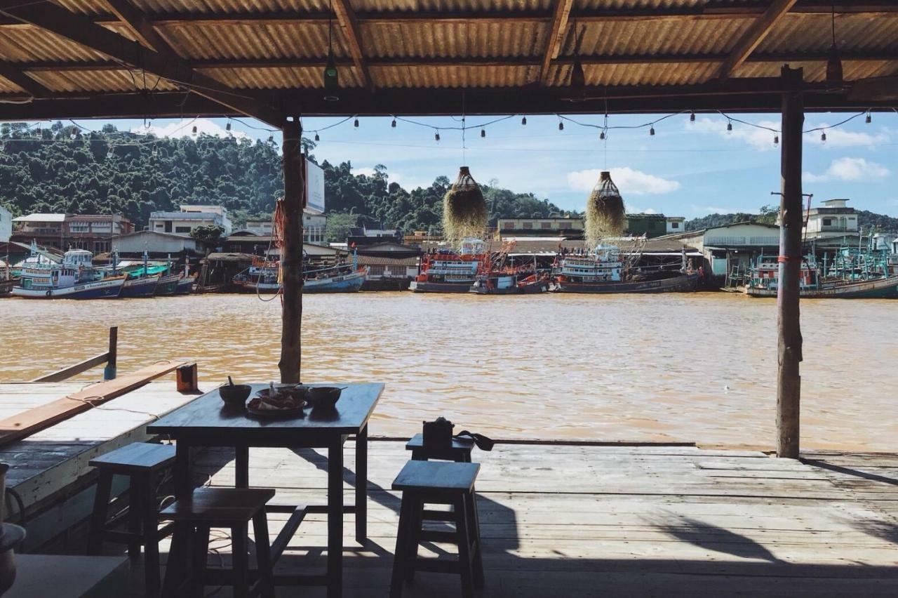 Rub Lom Chom Klong Homestay Чумпхон Экстерьер фото