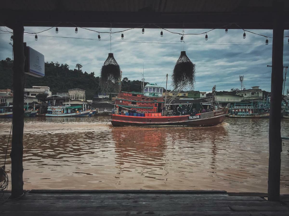 Rub Lom Chom Klong Homestay Чумпхон Экстерьер фото