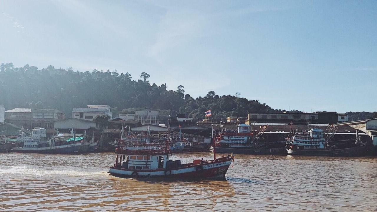 Rub Lom Chom Klong Homestay Чумпхон Экстерьер фото